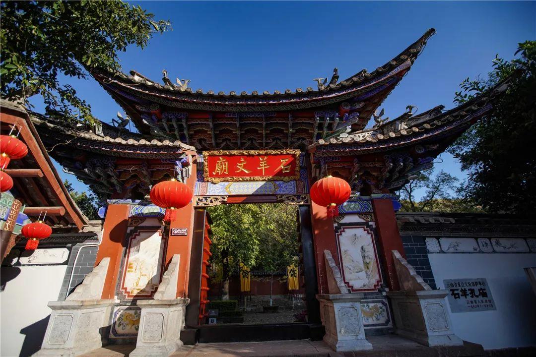 一张海报，两把椅子，德云社这次确实寒酸了点